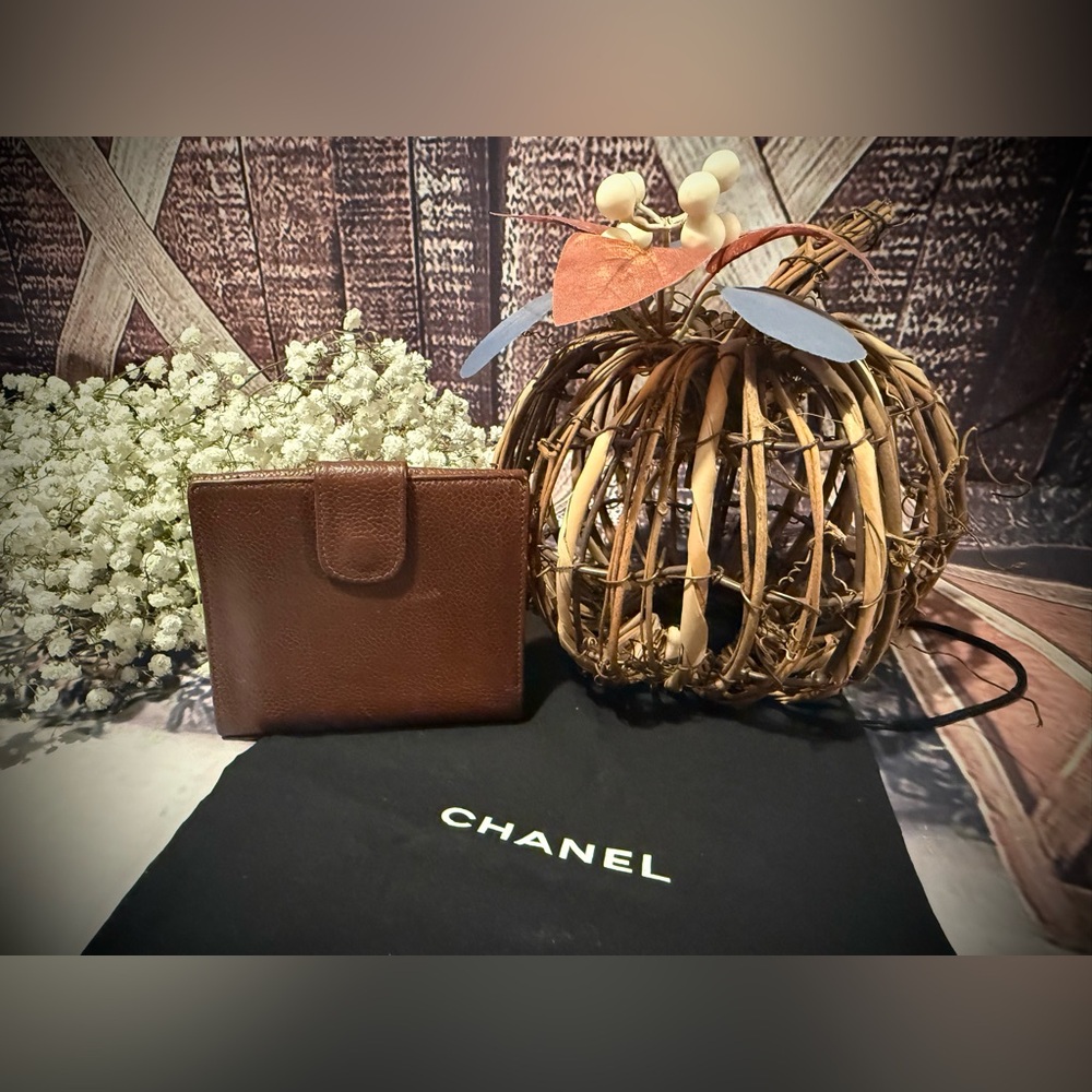 CHANEL Vintage Bi-Fold Caviar Flap Leather Wallet - Picture 2 of 16